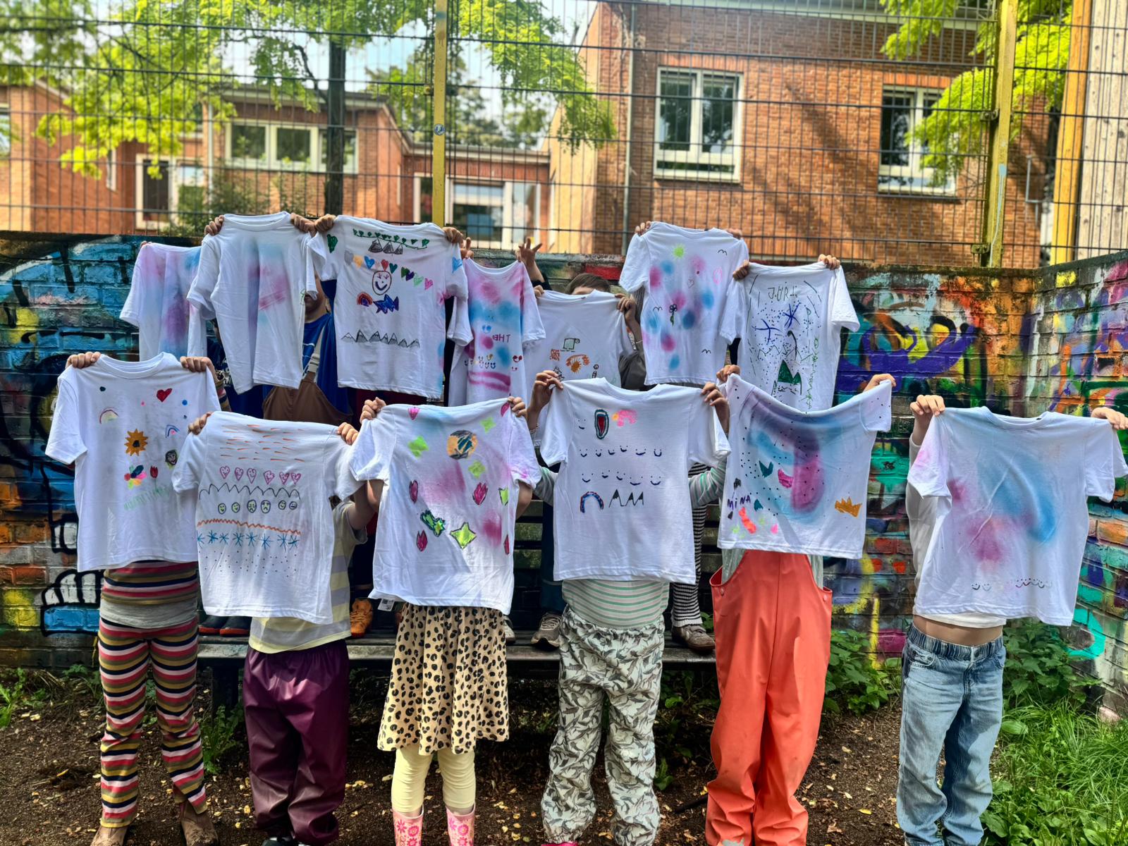 graffiti-workshop-shirts-bench-01 Kinder zeigen ihre selbst gestalteten T-Shirts